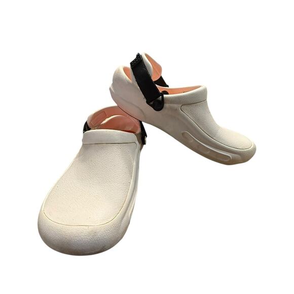 Crocs Men’s Size 5 and Womens Size 7 in White with Black Trim on Strap - Picture 4 of 6